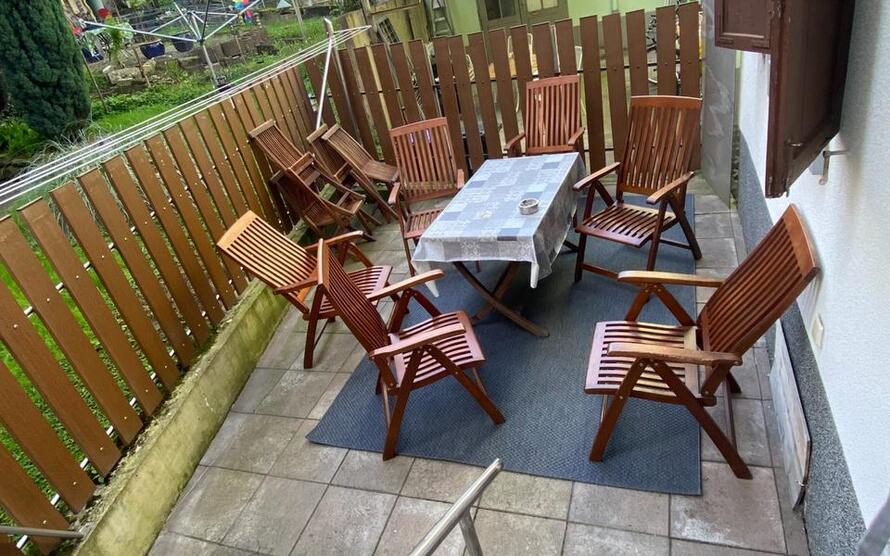 4-Zimmerwohnung mit WLAN, TV, Bad, WC, Küche mit Essplatz, Waschmaschine, Trockner, Terrasse und Stellplatz 4 zimmer