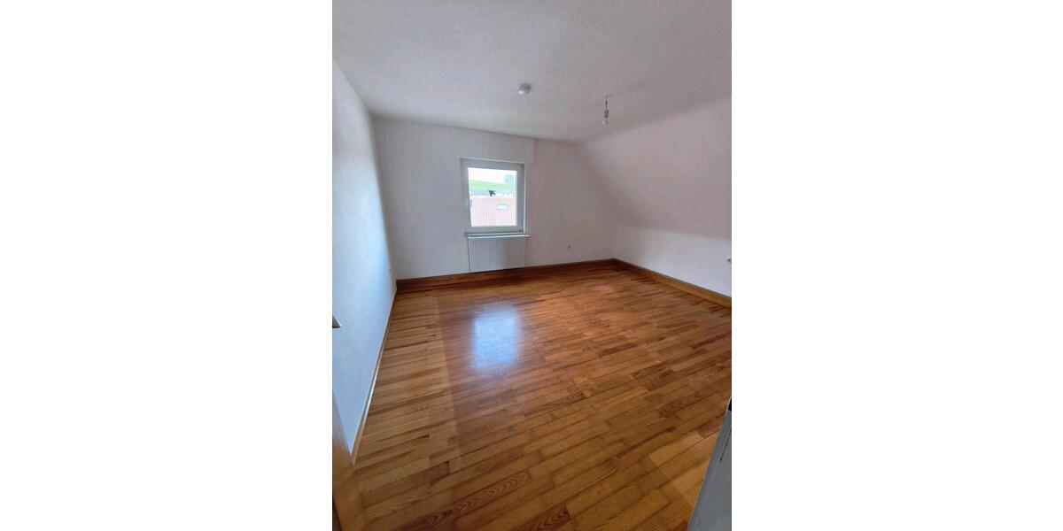 Dachgeschoßwohnung Höringen - 3.5 Zimmer, 70 m&sup2;, 730&euro; | Angebot:26568346