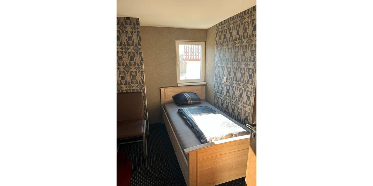 Wohnen auf Zeit Albstadt Gemarkung Onstmettingen - 8 Zimmer, 20 m&sup2;, 20&euro; | Angebot:26251925