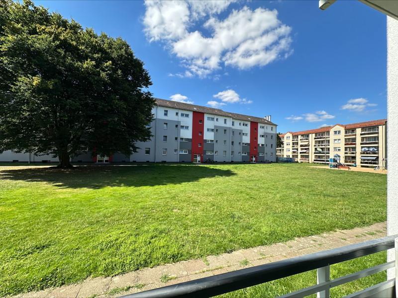 Großzügig geschnittene 2,5-Zi.-Wohnung im Erdgeschoss mit Balkon!