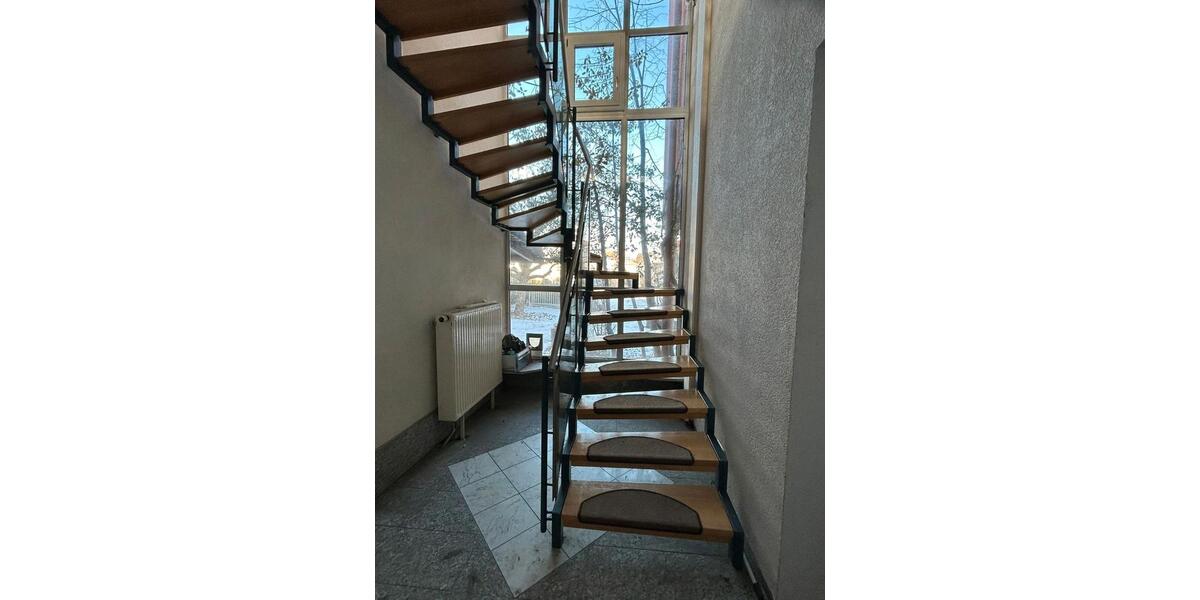 Großes Einfamilienhaus über drei Stockwerke 6 zimmer