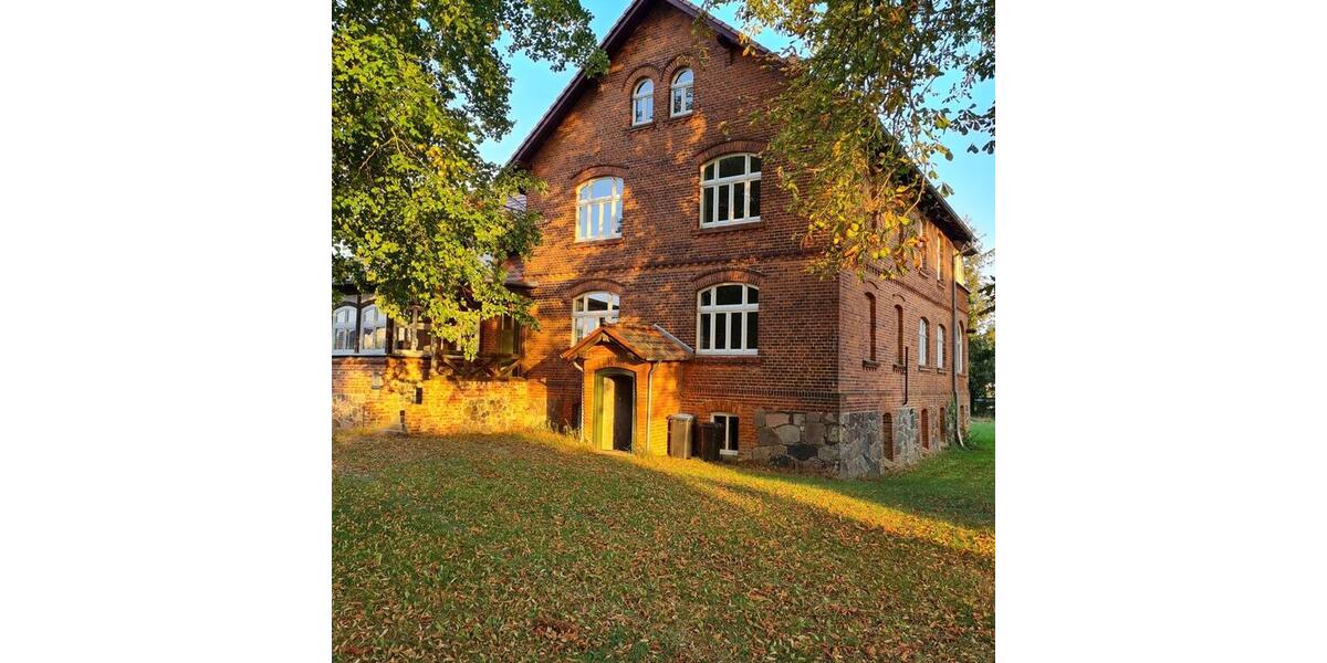 Villa Karstädt - 10 Zimmer, 300 m&sup2;, 2.300&euro; | Angebot:24848895