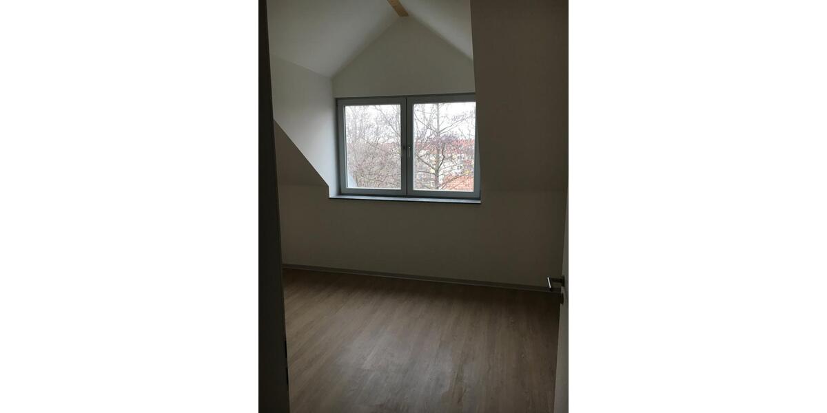 Dachgeschoßwohnung Erfurt Hochheim - 2 Zimmer, 100 m&sup2;, 1.500&euro; | Angebot:25650095