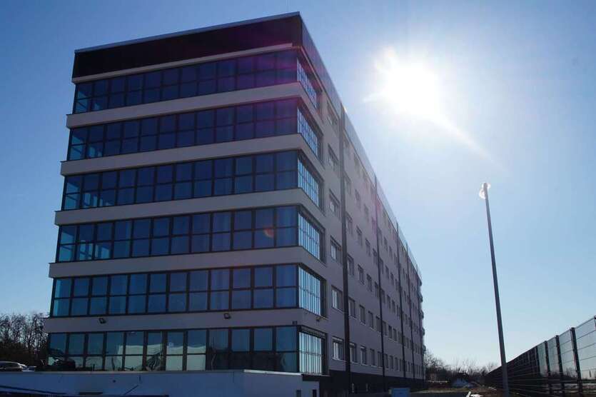 Effizienzhaus in Top-Lage: Büroflächen ab 300 m² direkt am Flughafen
