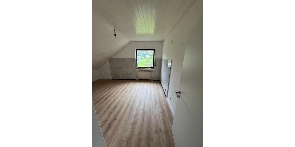 Dachgeschoßwohnung Kreuztal - 2 Zimmer, 75 m&sup2;, 750&euro; | Angebot:26691978