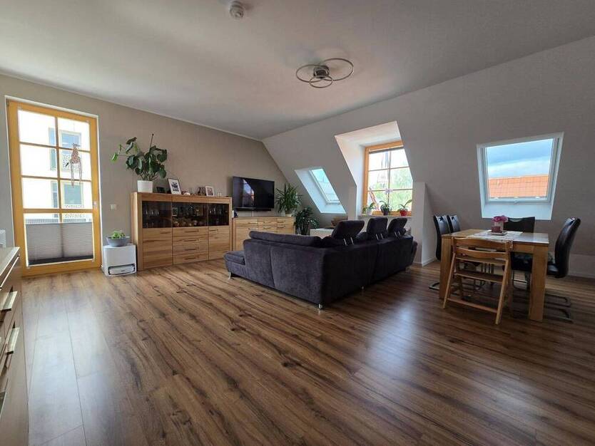 großzügige 4-Zimmer Dachgeschoßwohnung mit Südbalkon in zentraler Lage zu vermieten!!