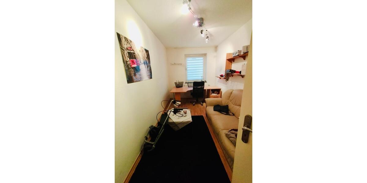 EG * Balkon * wird noch renoviert 3 zimmer