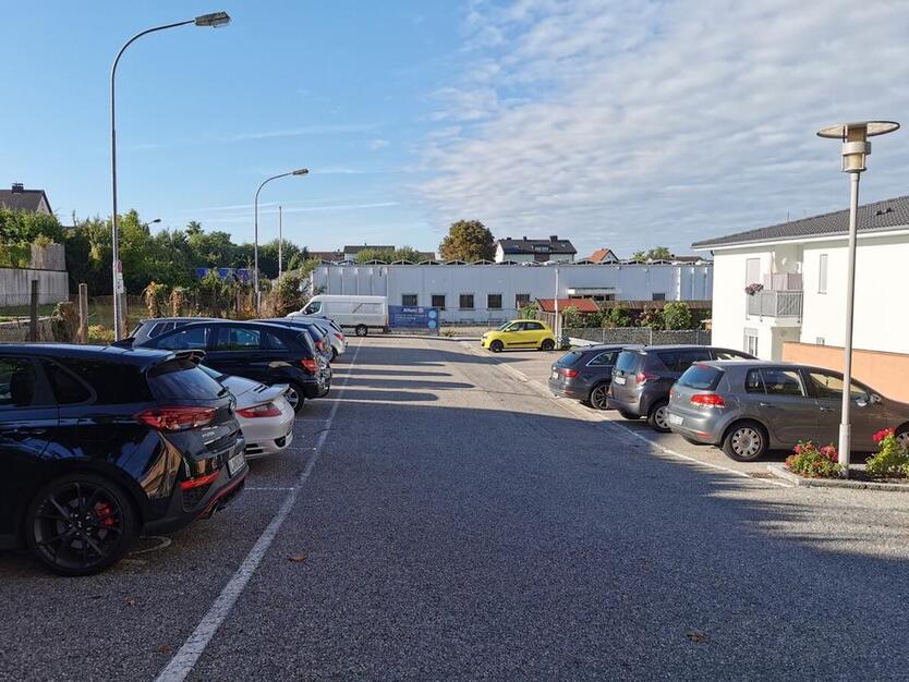 Stadt Landau: Hochwertige Büroflächen m. Lift, zentrale Lage mit guter Sichtbarkeit u. gr. Parkplatz