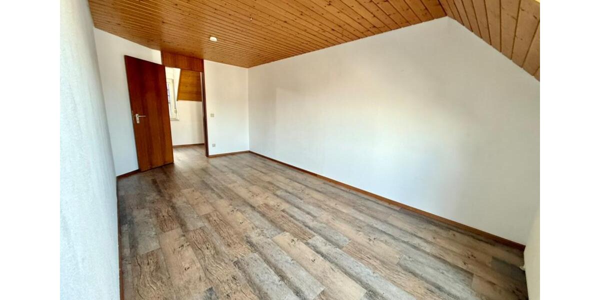 Dachgeschoßwohnung Kirchheim unter Teck - 3 Zimmer, 100 m&sup2;, 1.360&euro; | Angebot:24811598