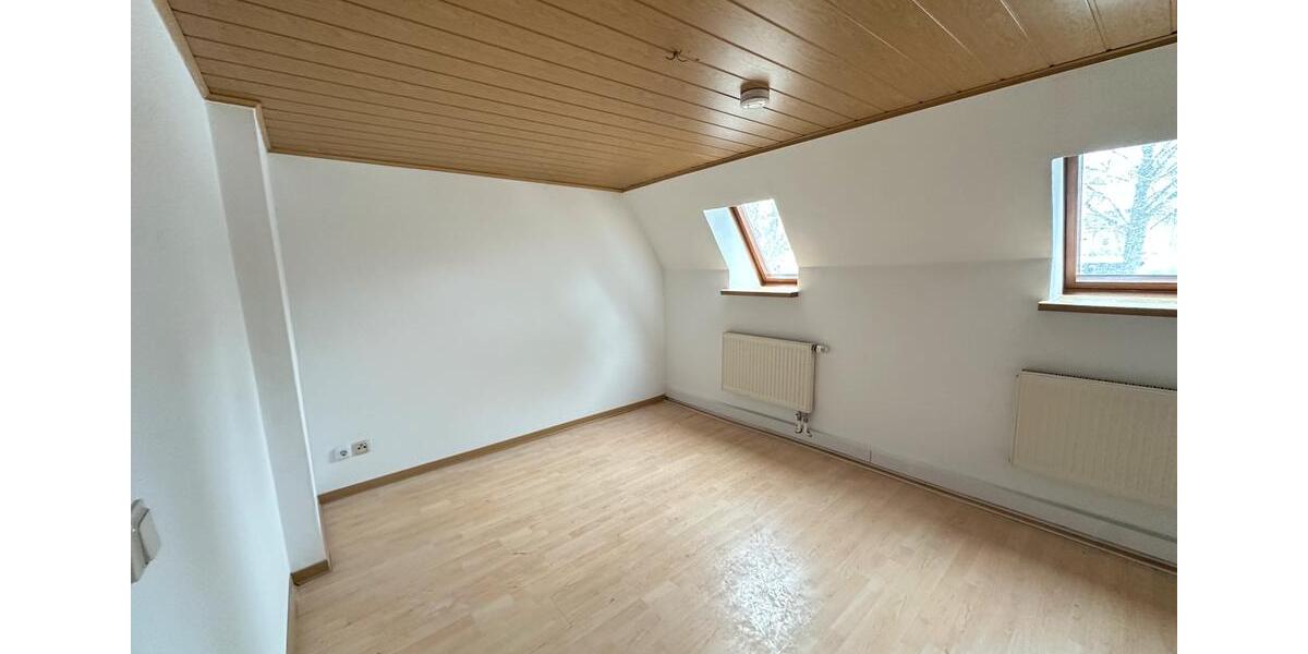 Dachgeschoßwohnung Seifhennersdorf - 3 Zimmer, 79 m&sup2;, 305&euro; | Angebot:24766839