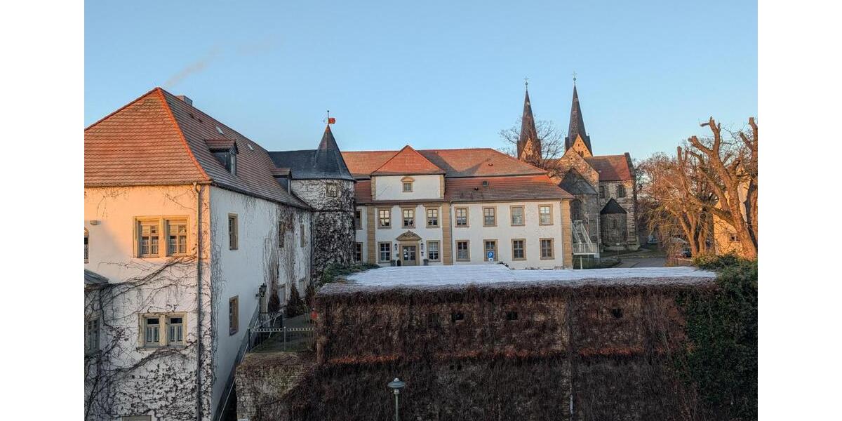 ERSTBEZUG - Traumhafte 3-Raum-Dachgeschosswohnung mit Blick auf das Stadtschloss und die Basilika von Hecklingen 3 zimmer