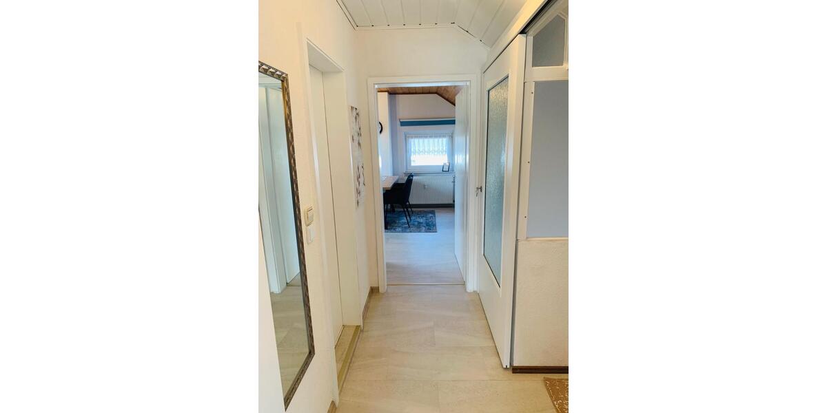 Renovierte und voll möblierte DG-Wohnung für Single-Person zimmer