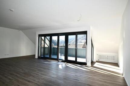 * Zentral mit Dachloggia und Lift *