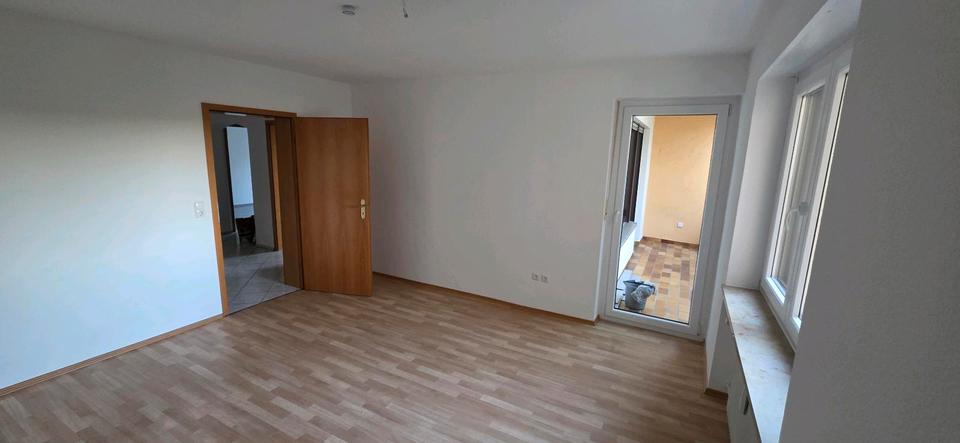 Etagenwohnung Niederwerrn - 3 Zimmer, 85 m&sup2;, 800&euro; | Angebot:26334778