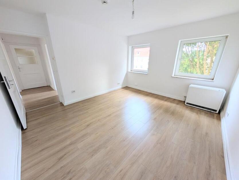 **Einziehen und wohlfühlen! +modernes Tageslichtbad +Laminat +weiße Wände** zimmer