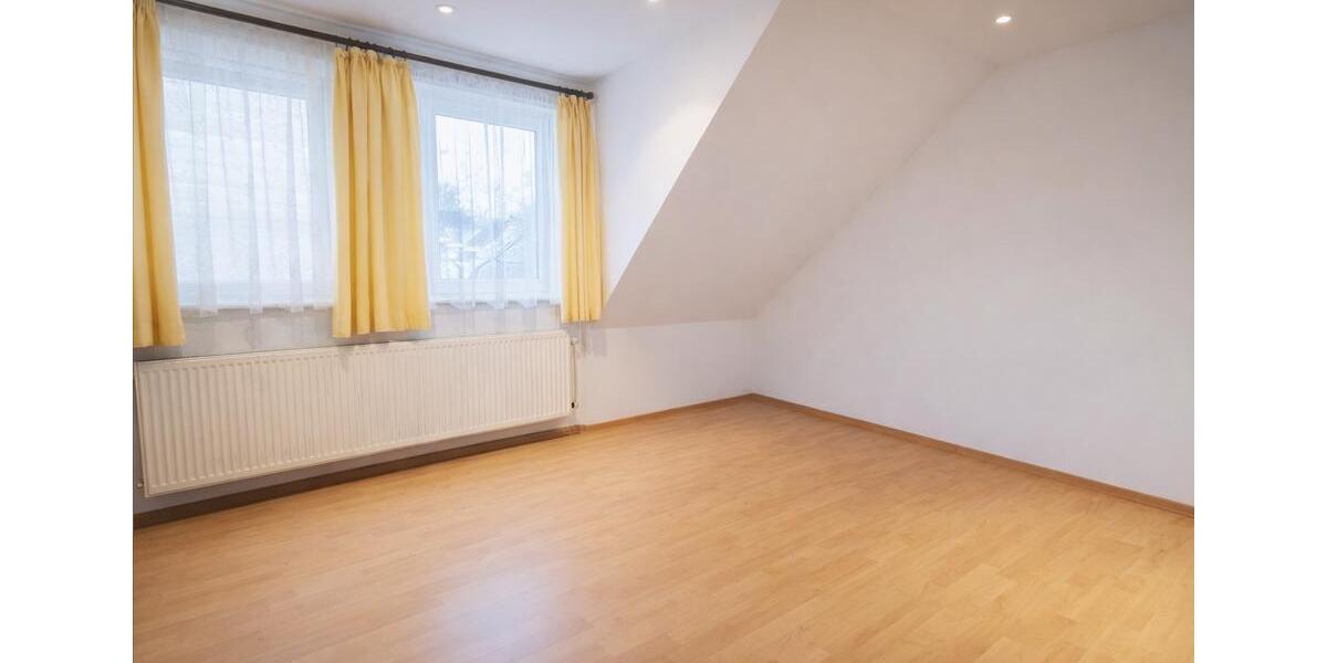 Dachgeschoßwohnung Crimmitschau - 3 Zimmer, 64 m&sup2;, 390&euro; | Angebot:24727232
