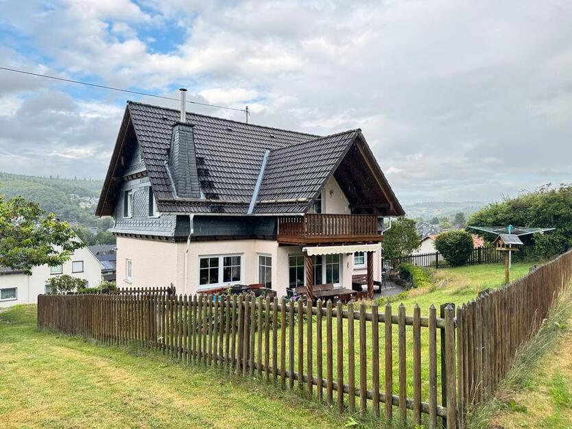 Familienfreundliches Einfamilienhaus mit Garten, Garage und EBK