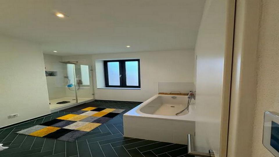 Geschmackvolle und geräumige Wohnung mit zwei Zimmern sowie Balkon