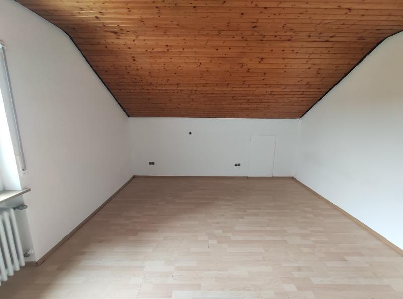 3- Zi. DG Wohnung mit 2 Balkonen und Garage