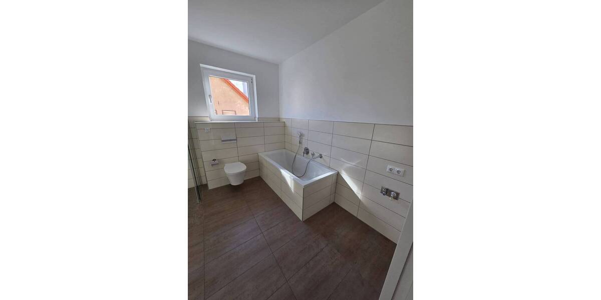 Familiengerechte 4-Zimmer-Wohnung in Merseburg mit Wannenbad, Abstellraum, Balkon und Aufzug 4 zimmer