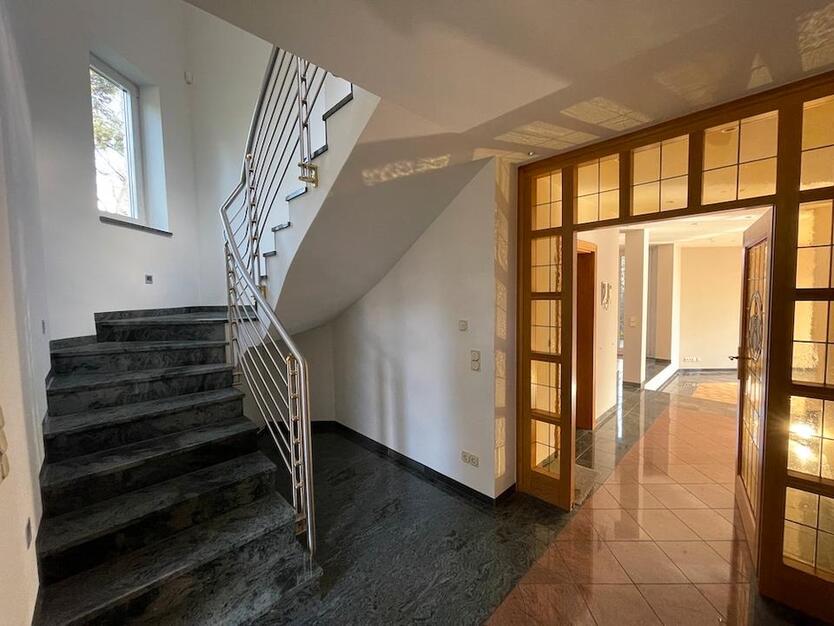 Freistehendes Architektenhaus mit traumhaftem Grundstück + Pool in der Nähe des Herzzentrums