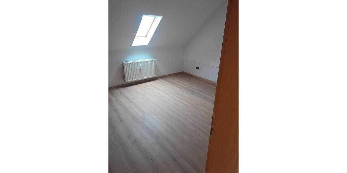 Dachgeschoßwohnung Beltheim - 3 Zimmer, 80 m&sup2;, 600&euro; | Angebot:24396830