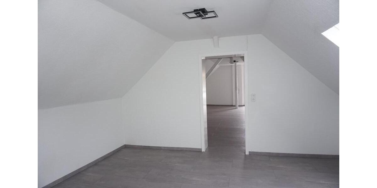 Dachgeschoßwohnung Bad Arolsen - 6 Zimmer, 110 m&sup2;, 825&euro; | Angebot:24867683