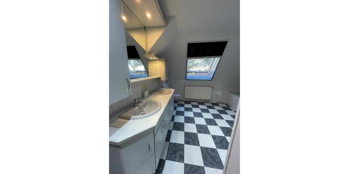 Dachgeschoßwohnung Edemissen - 4 Zimmer, 122 m&sup2;, 950&euro; | Angebot:25804869