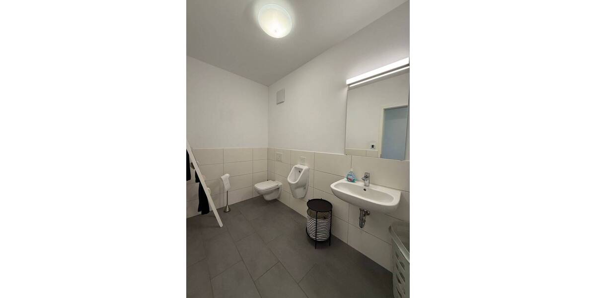 Gewerbeobjekt Würzburg Heuchelhof - 1 Zimmer, 122 m&sup2;, 1.450&euro; | Angebot:24111898