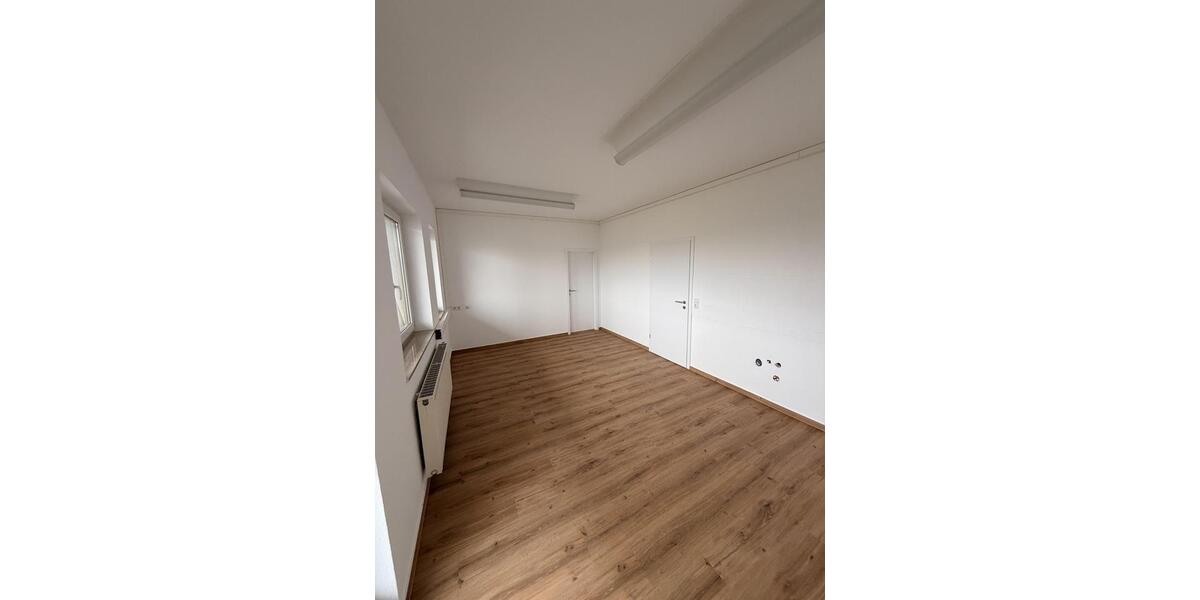 Frisch renovierte Bürofläche mit Balkon zimmer