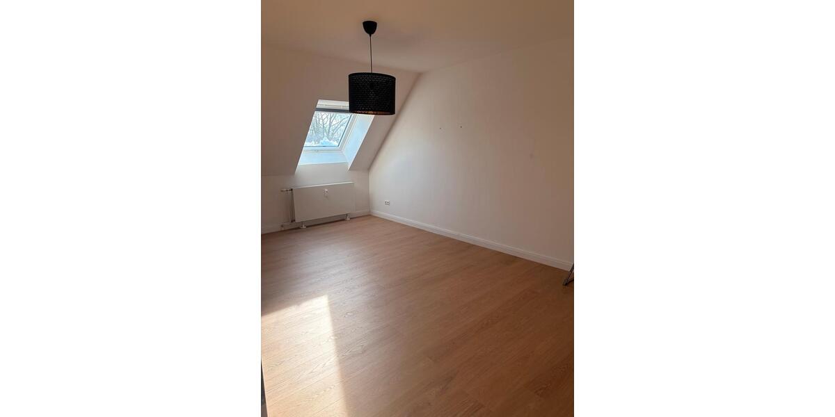 Dachgeschoßwohnung Kiel Schreventeich - 4 Zimmer, 90 m&sup2;, 1.650&euro; | Angebot:25170571