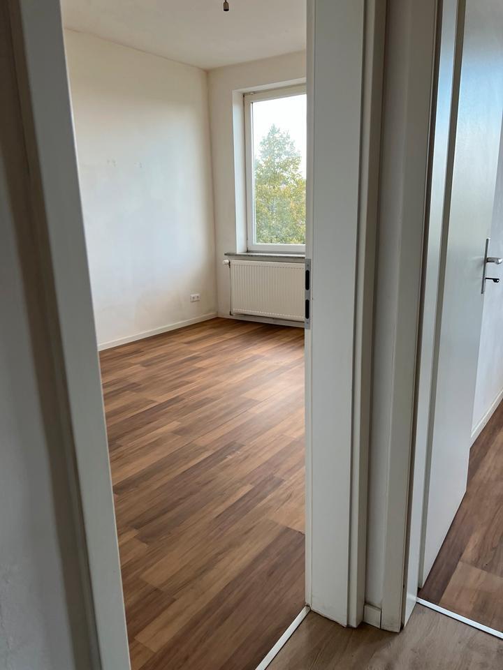 Helle 2 Zimmer-Wohnung mit Einbauküche, Wannenbad und Kellerraum