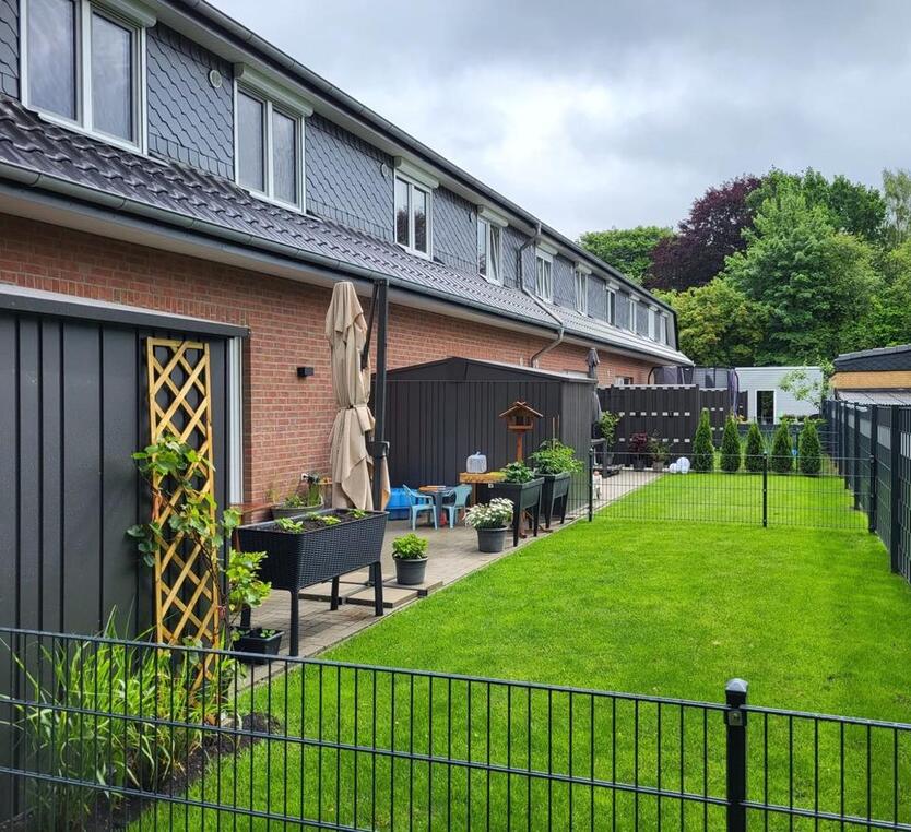 Modernes Neubau-Reihenmittelhaus mit Luft-Wasser-Wärmepumpe