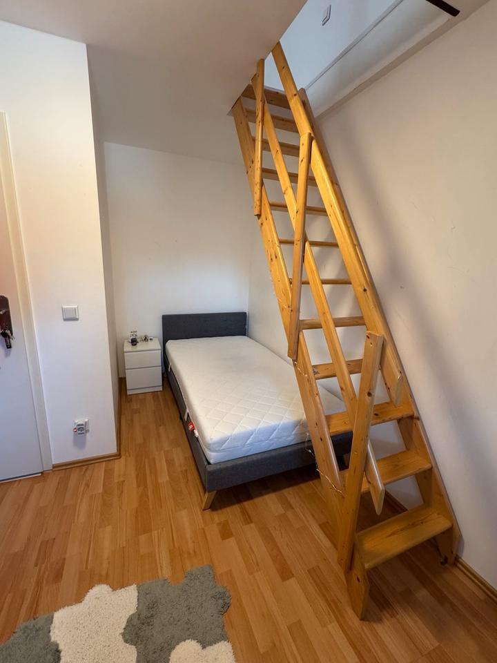 PrivatZimmer mit Dachboden in einer 2-Personen-WG für ein Mädchen