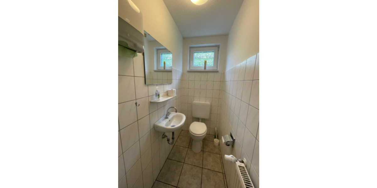 Provisionsfrei! Lagerhalle mit neuwertigen Ausstellungs- und Büro zimmer