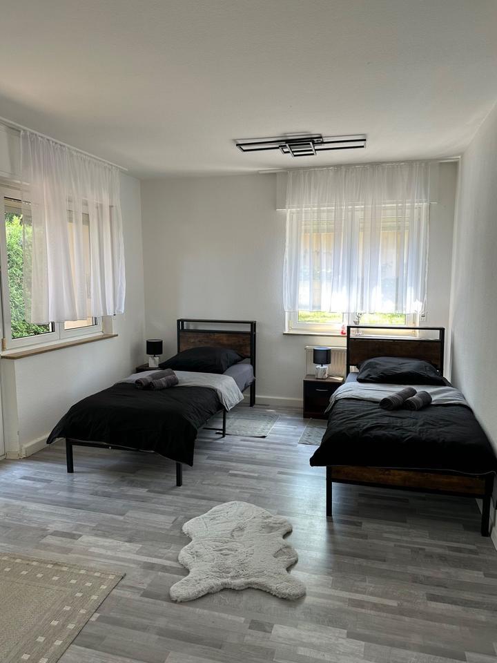 grosse 2-Zimmerwohnung - 73 qm - mit TV, Wlan, Einzelbetten, Küche, DuscheWc, Waschmaschine, Parkplatz + Balkon und Terrasse