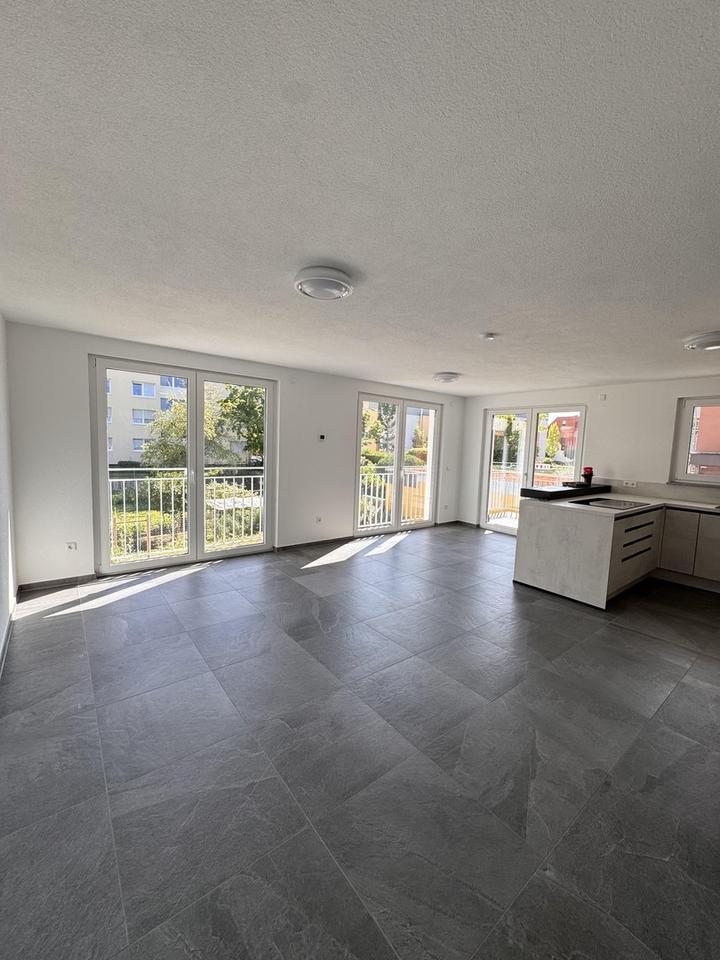 Neubau Sonnige, moderne 3-Zi.-Wohnung mit Balkon, Einbauküche und Stellplatz