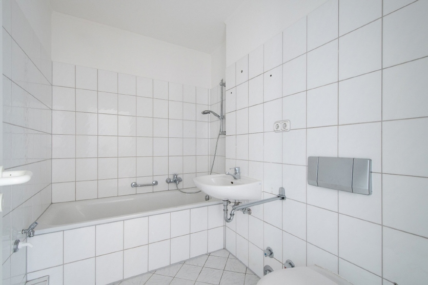 SÜD-BALKON - EINBAUKÜCHE - HELL UND FREUNDLICH - PKW-STELLPLATZ - WANNENBAD - GEPFLEGT 2 zimmer