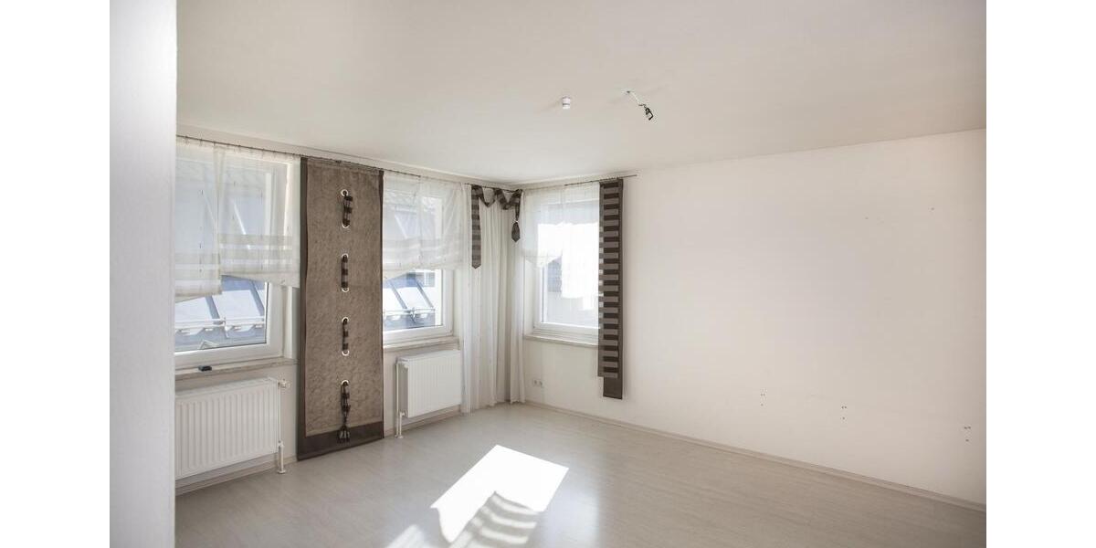 Dachgeschoßwohnung Hof Altstadt - 3 Zimmer, 100 m&sup2;, 650&euro; | Angebot:24570141