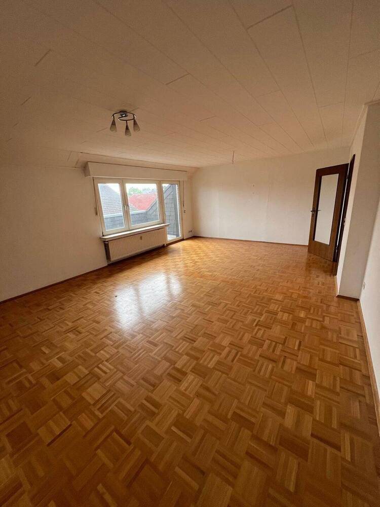 Geräumige 4-Zimmer Wohnung mit Balkon!