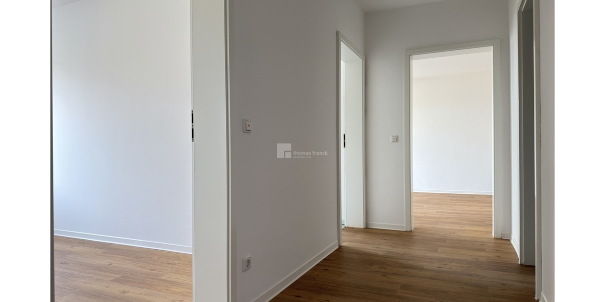 Repräsentatives Wohnen am Schlossgarten: Frisch renoviert & voller Wärme - Etagenwohnung Schwerin Feldstadt | Angebot:25637385