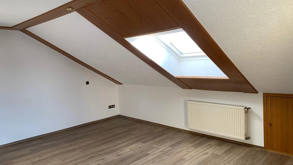 Dachgeschoßwohnung Münchsteinach - 5 Zimmer, 110 m&sup2;, 800&euro; | Angebot:24351805