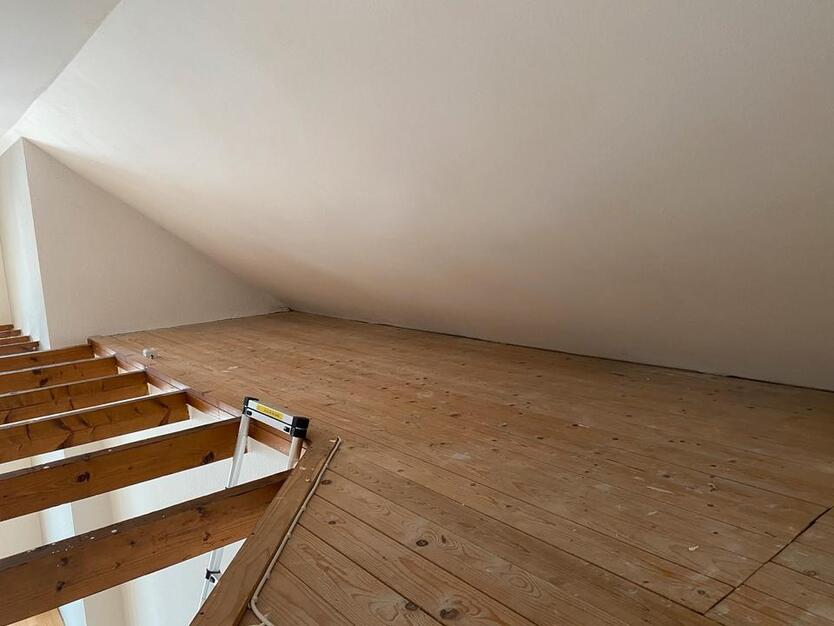 Lichtdurchflutete vollmöblierte DG Wohnung zur Untermiete
