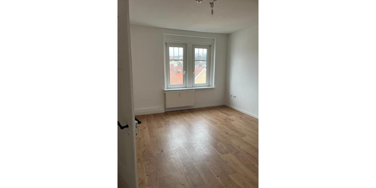 Dachgeschoßwohnung Crimmitschau - 2.5 Zimmer, 56 m&sup2;, 350&euro; | Angebot:24522437