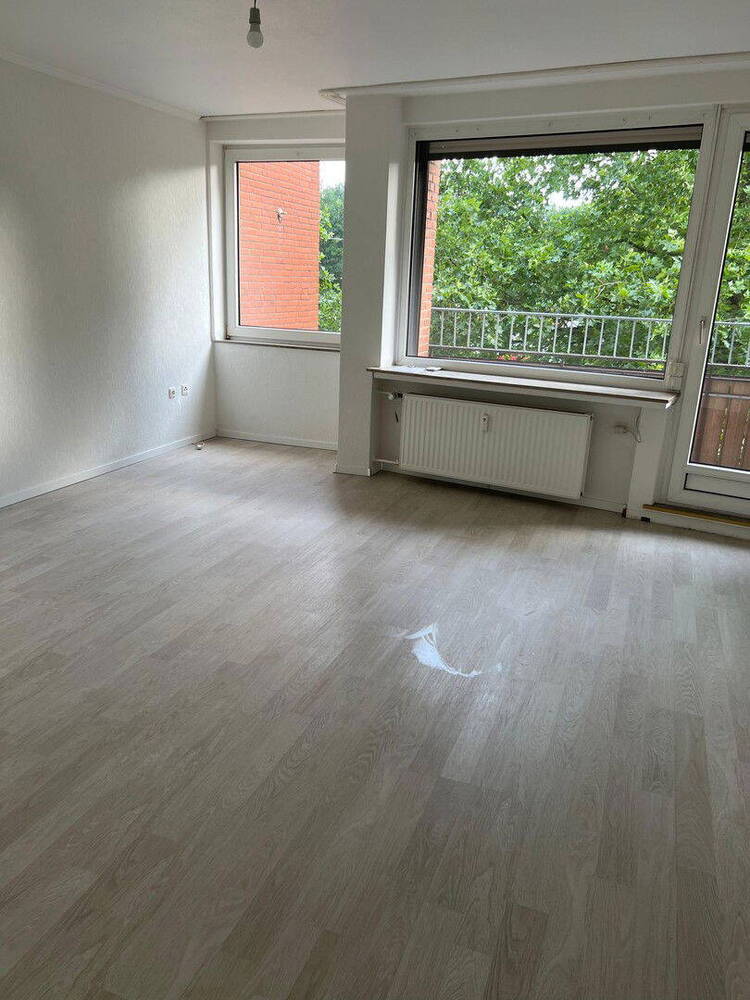Frisch renovierte 3-Zi.-Whg., EBK, Balkon, Loggia, DG-Raum in zentraler Lage Bremen-Walle