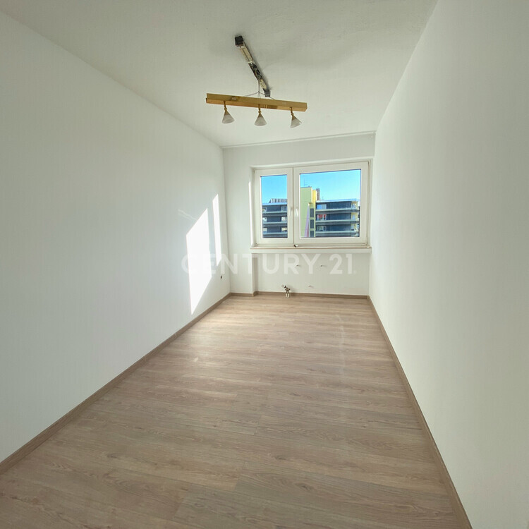 Stilvoll modernisierte 3,5-Zimmer-Wohnung mit Balkon, Aufzug und Stellplatz