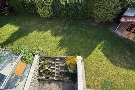 Großzügige 4-Zimmer Wohnung im EFH. 1.OG, mit Einbauküche+ große Terrasse + 2 Balkone + Internet