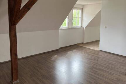 Individuelle und geräumige Dachwohnung! Tageslichtbad mit Wanne und Dusche! 2 zimmer