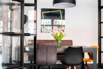 Moderner Schreibtischplatz im hellen Büro in Duisburg - flexibel und ausgestattet zimmer