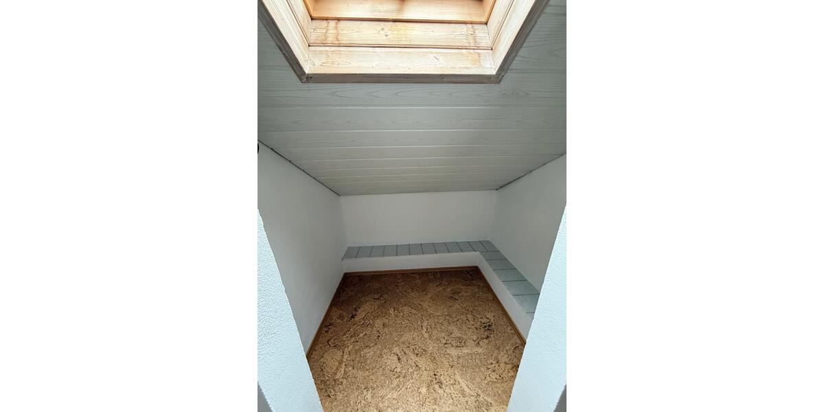 Dachgeschoßwohnung Wenzenbach - 3 Zimmer, 131 m&sup2;, 950&euro; | Angebot:25592241